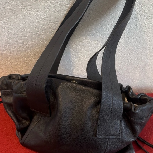 Timeless Elegance: The Vince Camuto Black Tote That Completes Any Look - Picture 3 of 4